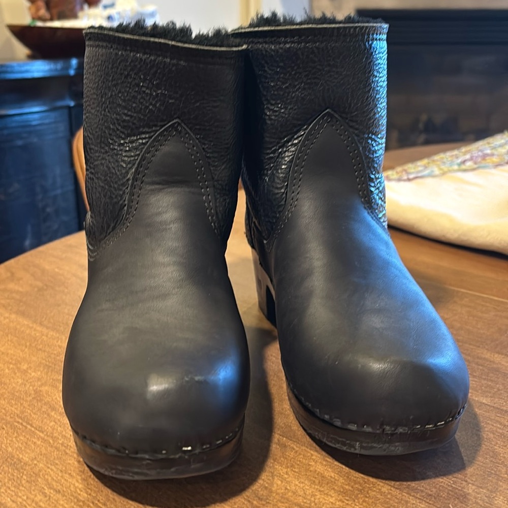 No 6 5” pull on shearling clog boot in mid heel in black with black sole size 40